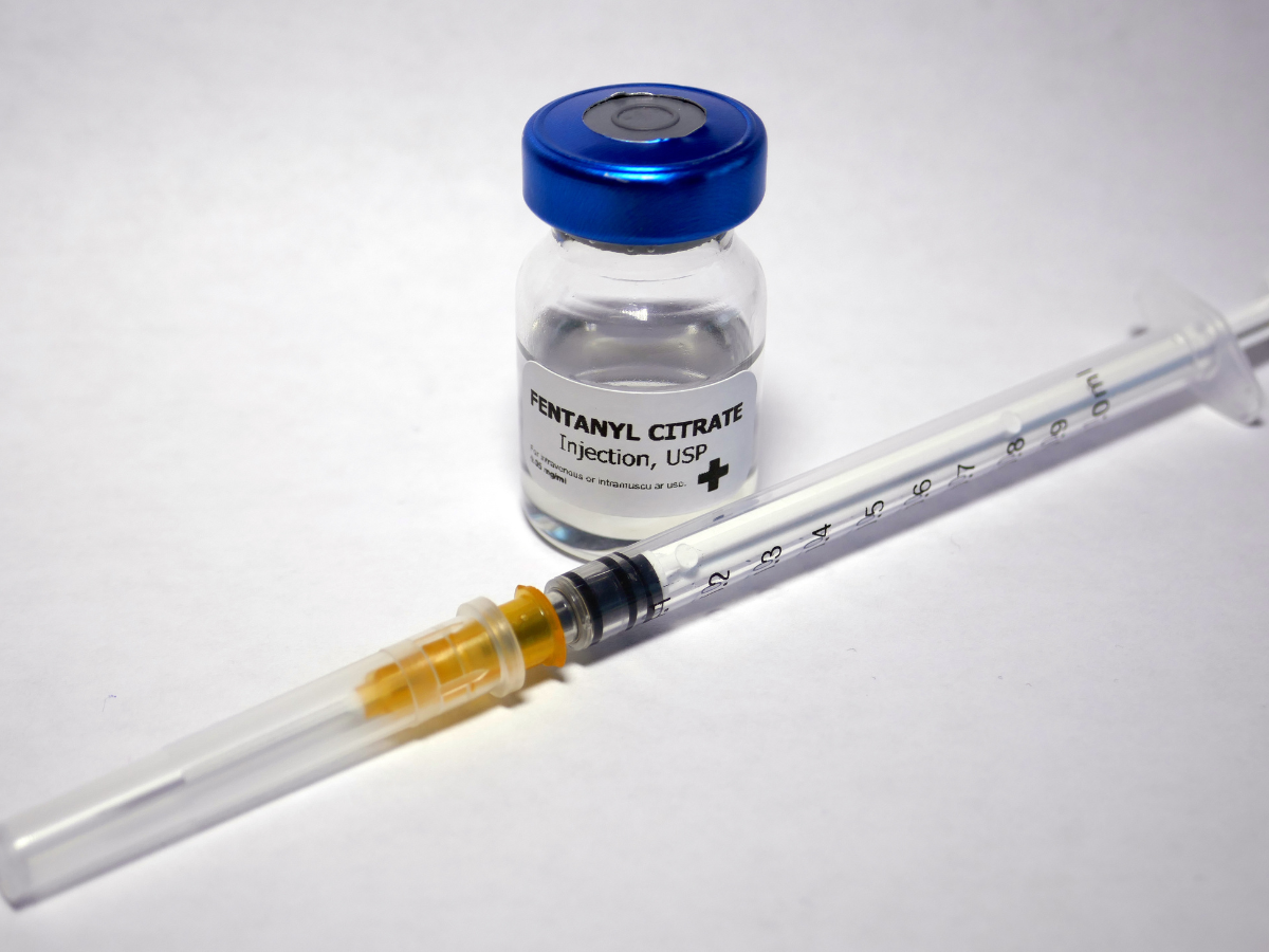 bottle of fentanyl next to syringe