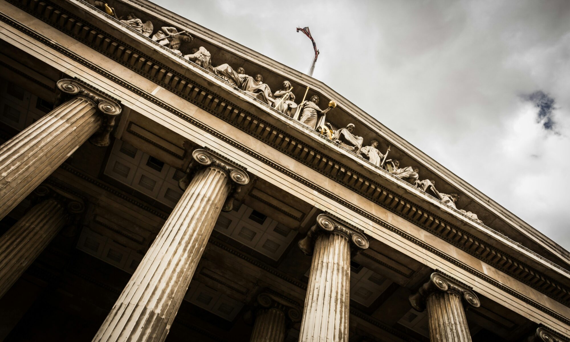 photo of a court house building's architecture
